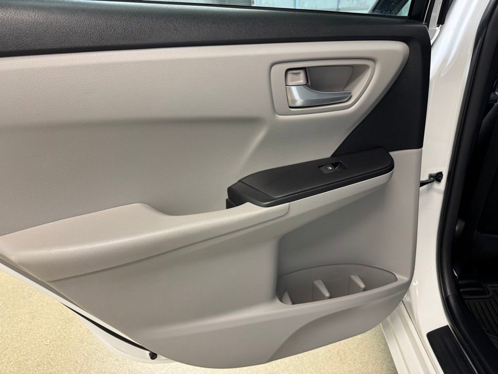 Used 2016 Toyota Camry SE FWD image 14
