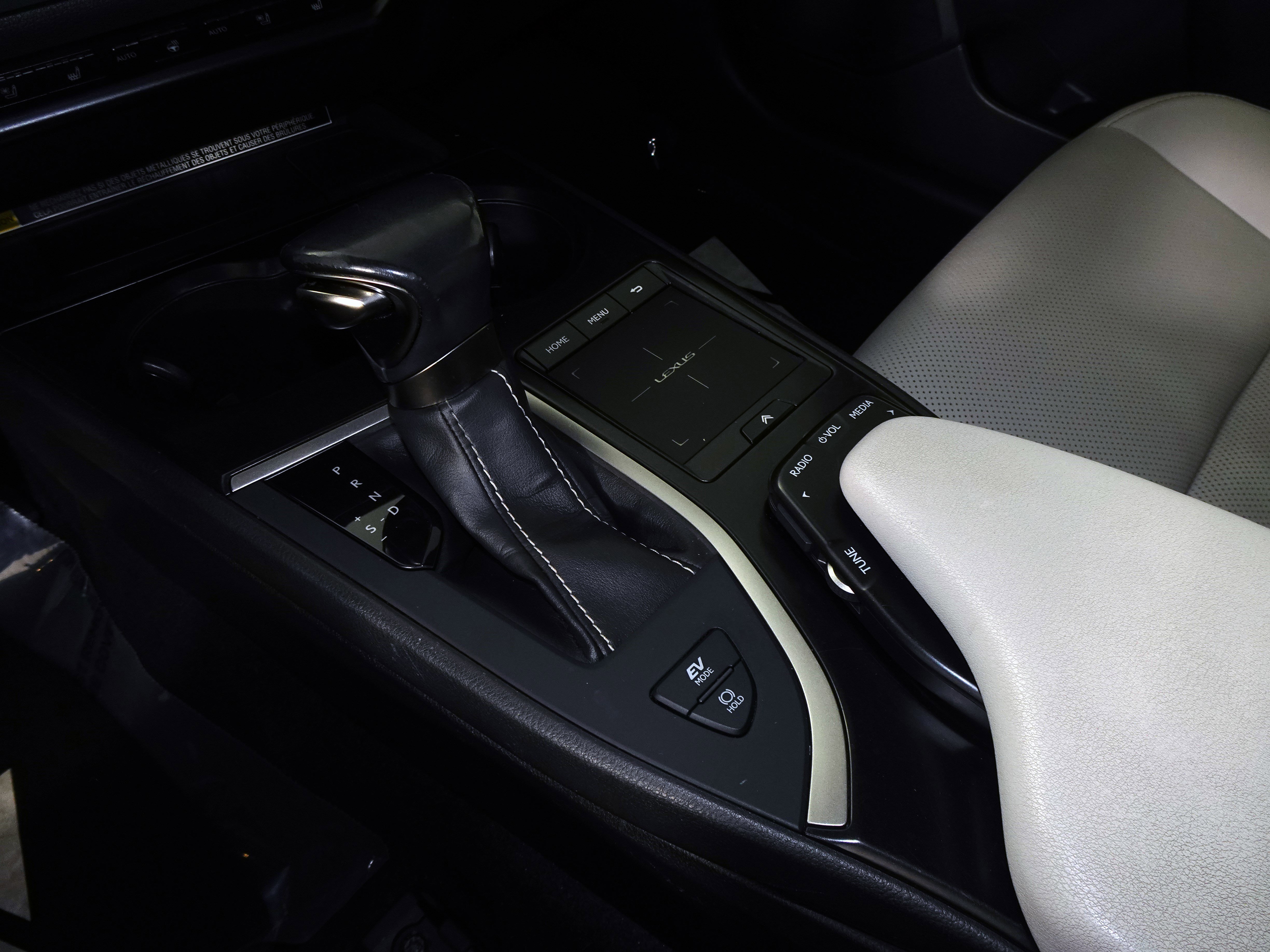 Used 2020 Lexus UX 250h w/ Premium Package image 30