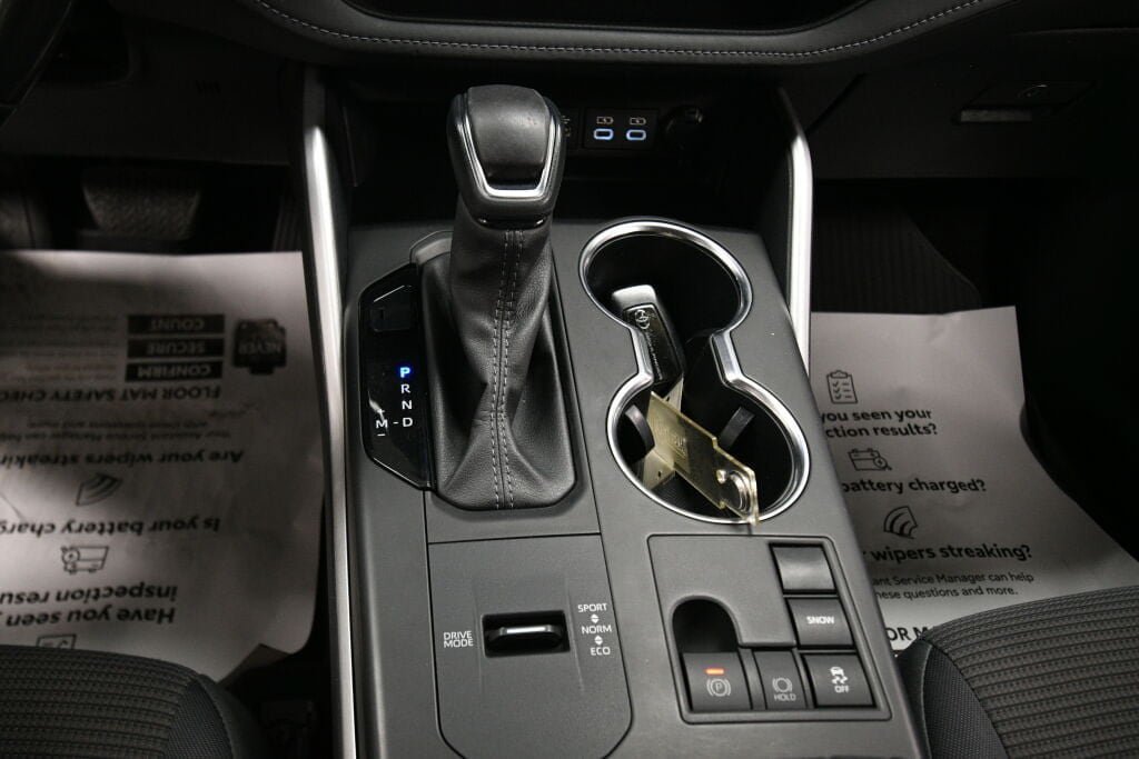 Used 2023 Toyota Highlander LE FWD image 16