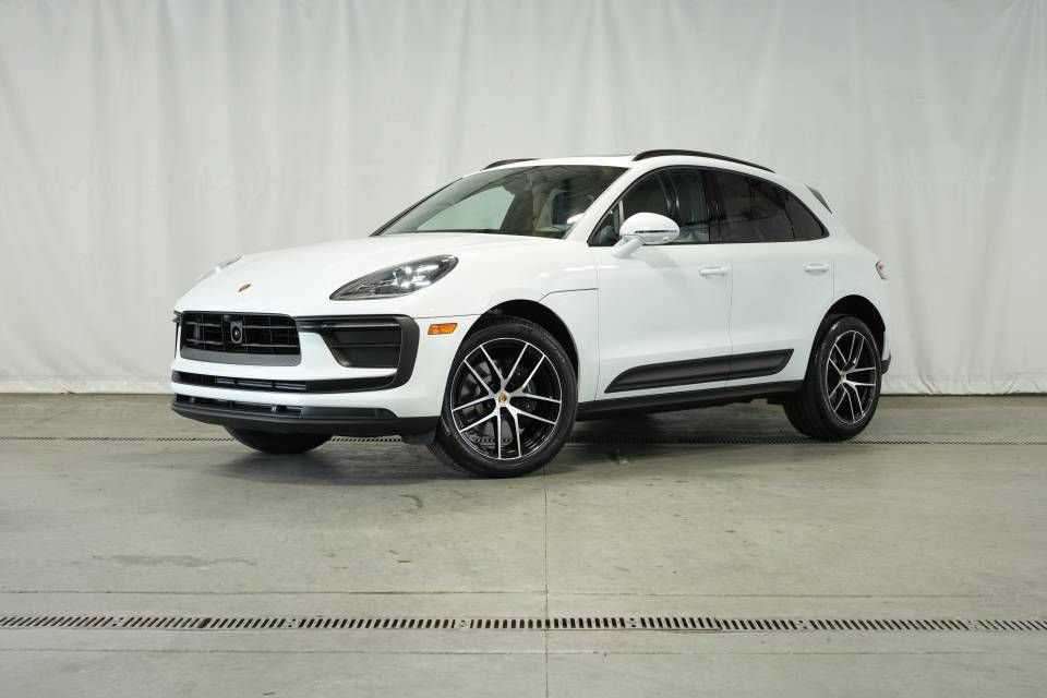 Certified 2025 Porsche Macan AWD/4WD image 1
