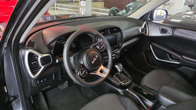 Used 2023 Kia Soul LX w/ LX Technology Package FWD image 11