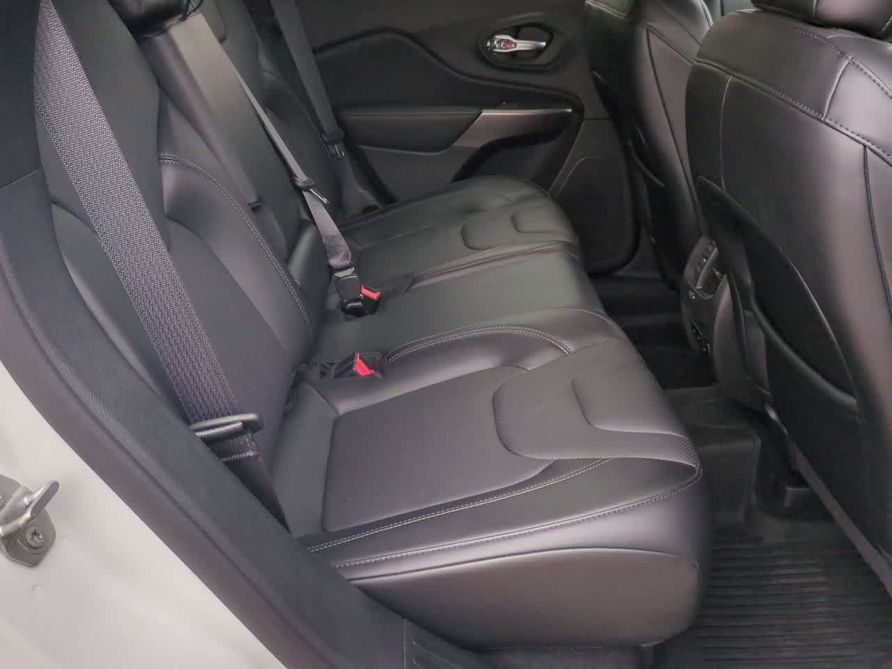 Used 2020 Jeep Cherokee Latitude Lux w/ Comfort/Convenience Group AWD/4WD image 19