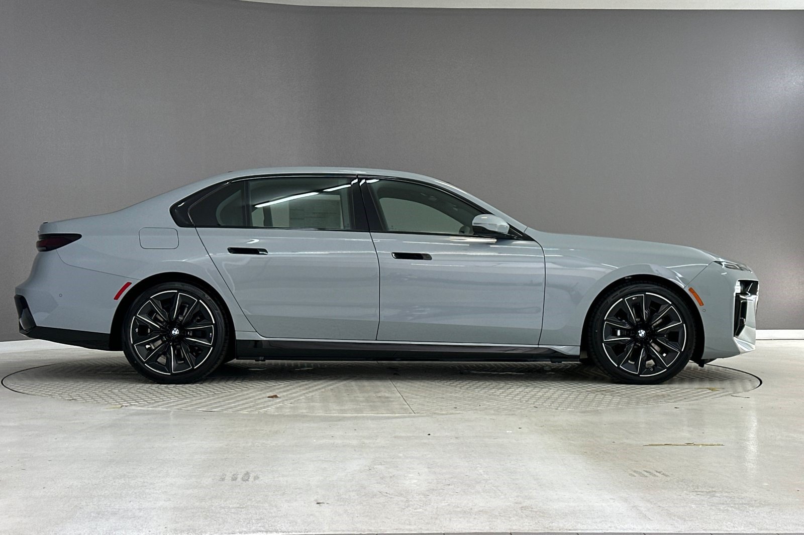 New 2026 BMW 750e xDrive w/ Premium Package AWD/4WD image 7