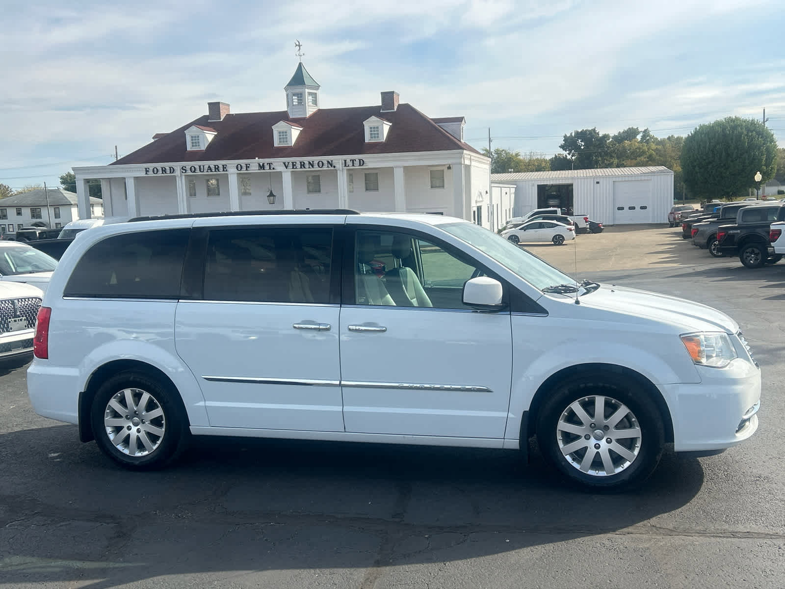 Used 2015 Chrysler Town & Country Touring w/ Driver Convenience Group image 4