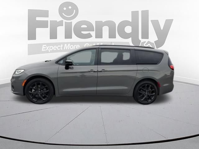 Used 2025 Chrysler Pacifica Limited AWD/4WD image 2