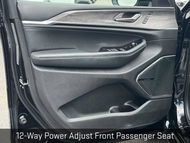 Used 2022 Jeep Grand Cherokee Overland w/ Luxury Tech Group IV AWD/4WD image 15