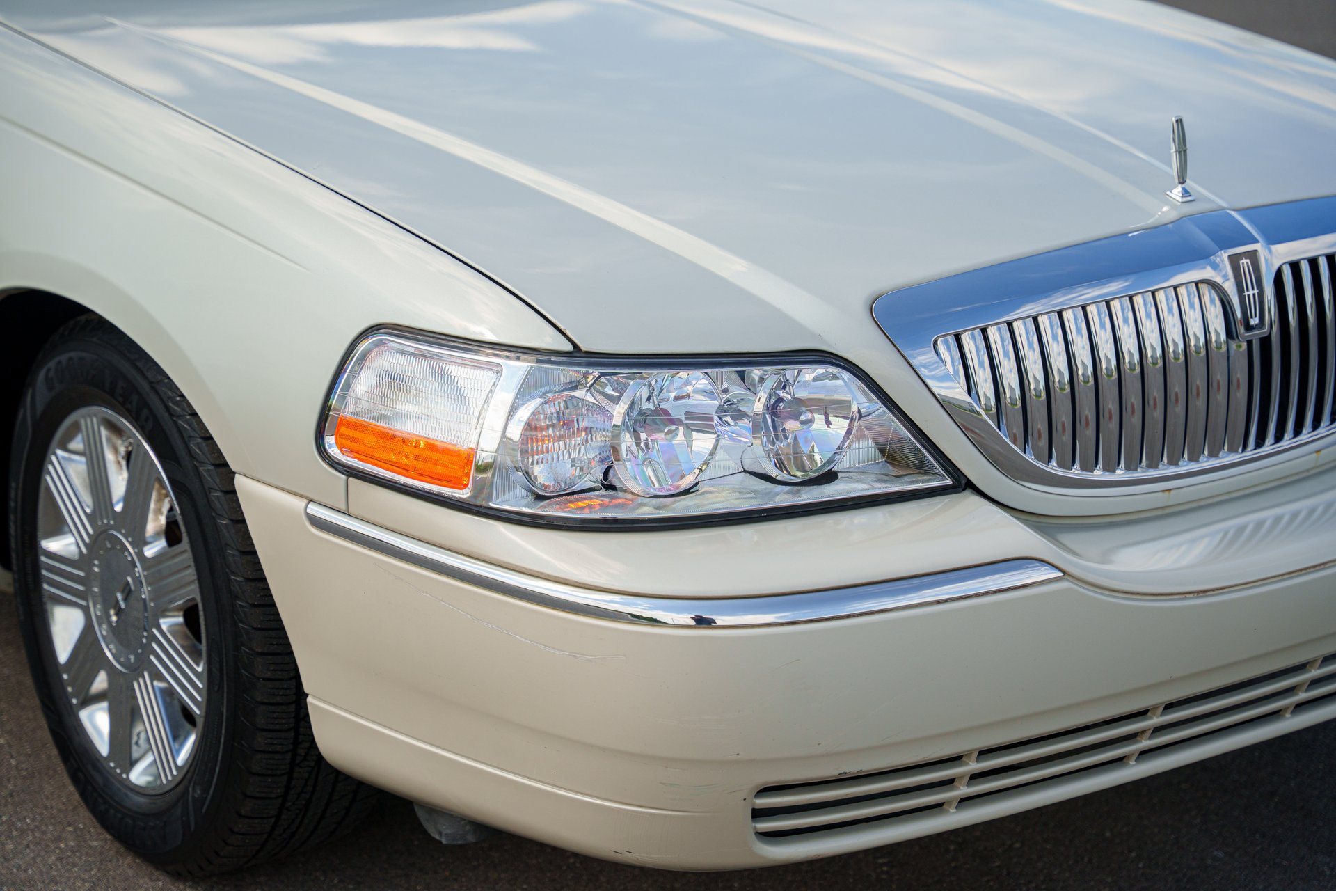 Used 2004 Lincoln Town Car Ultimate RWD image 20