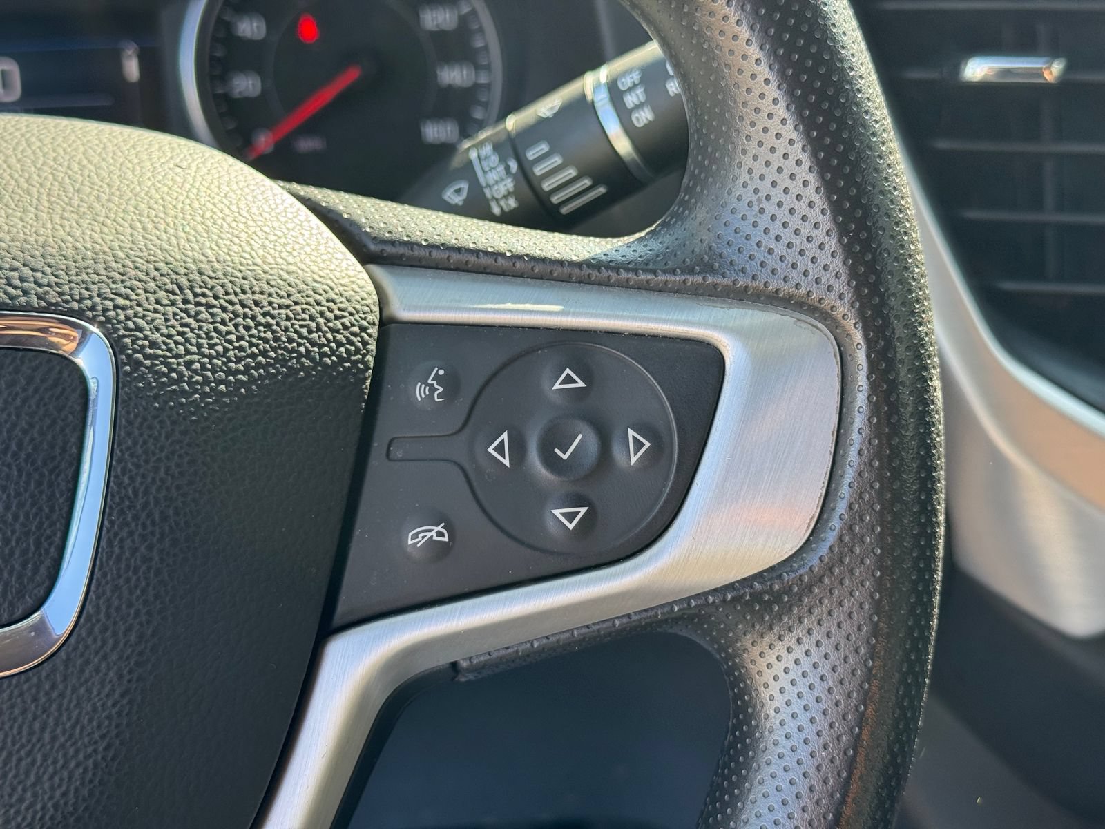 Used 2023 GMC Acadia SLE w/ Driver Convenience Package FWD image 31