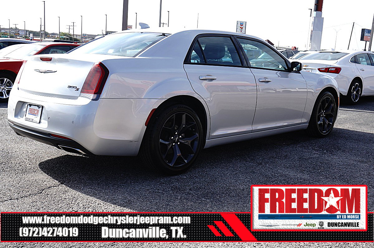 Used 2023 Chrysler 300 S RWD image 5