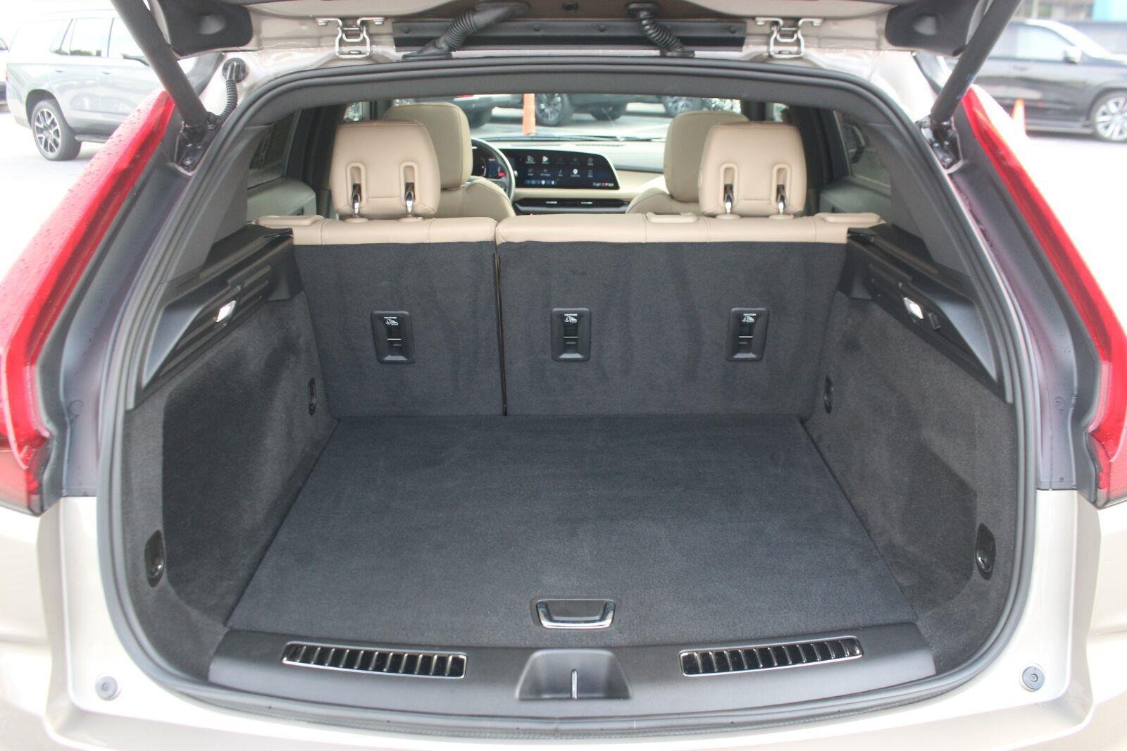 Used 2024 Cadillac XT4 Premium Luxury FWD image 10