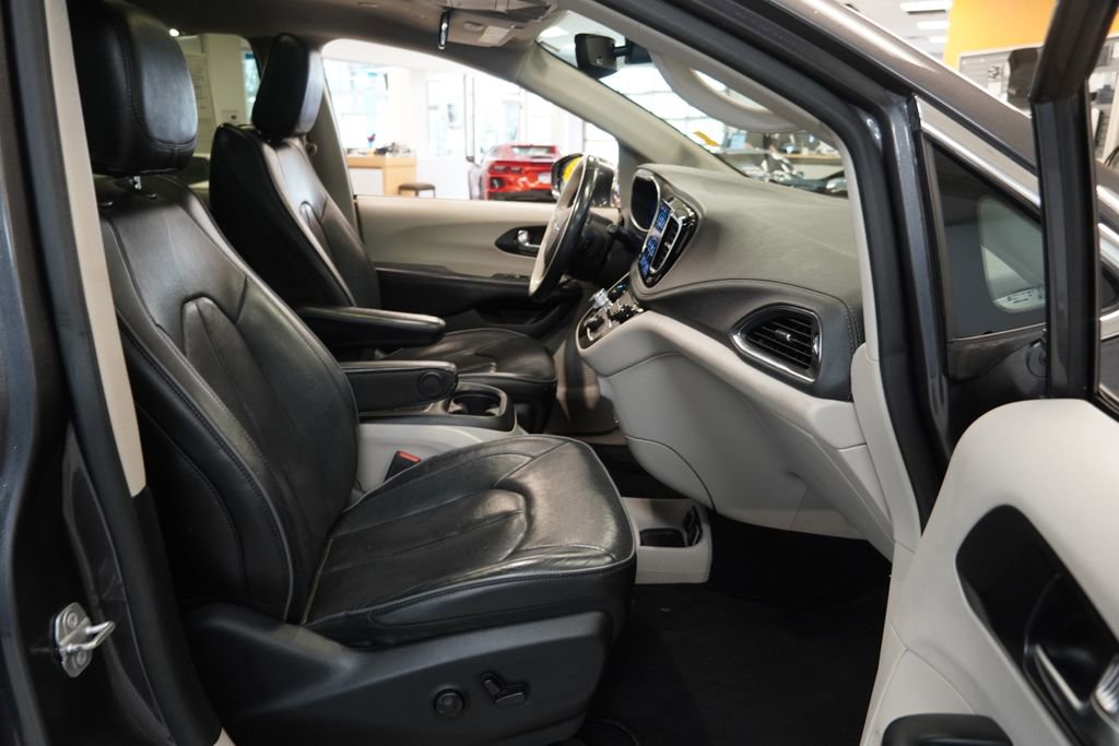 Used 2020 Chrysler Pacifica Limited FWD image 33