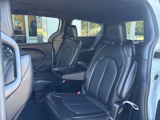 Certified 2025 Chrysler Pacifica Select FWD image 15