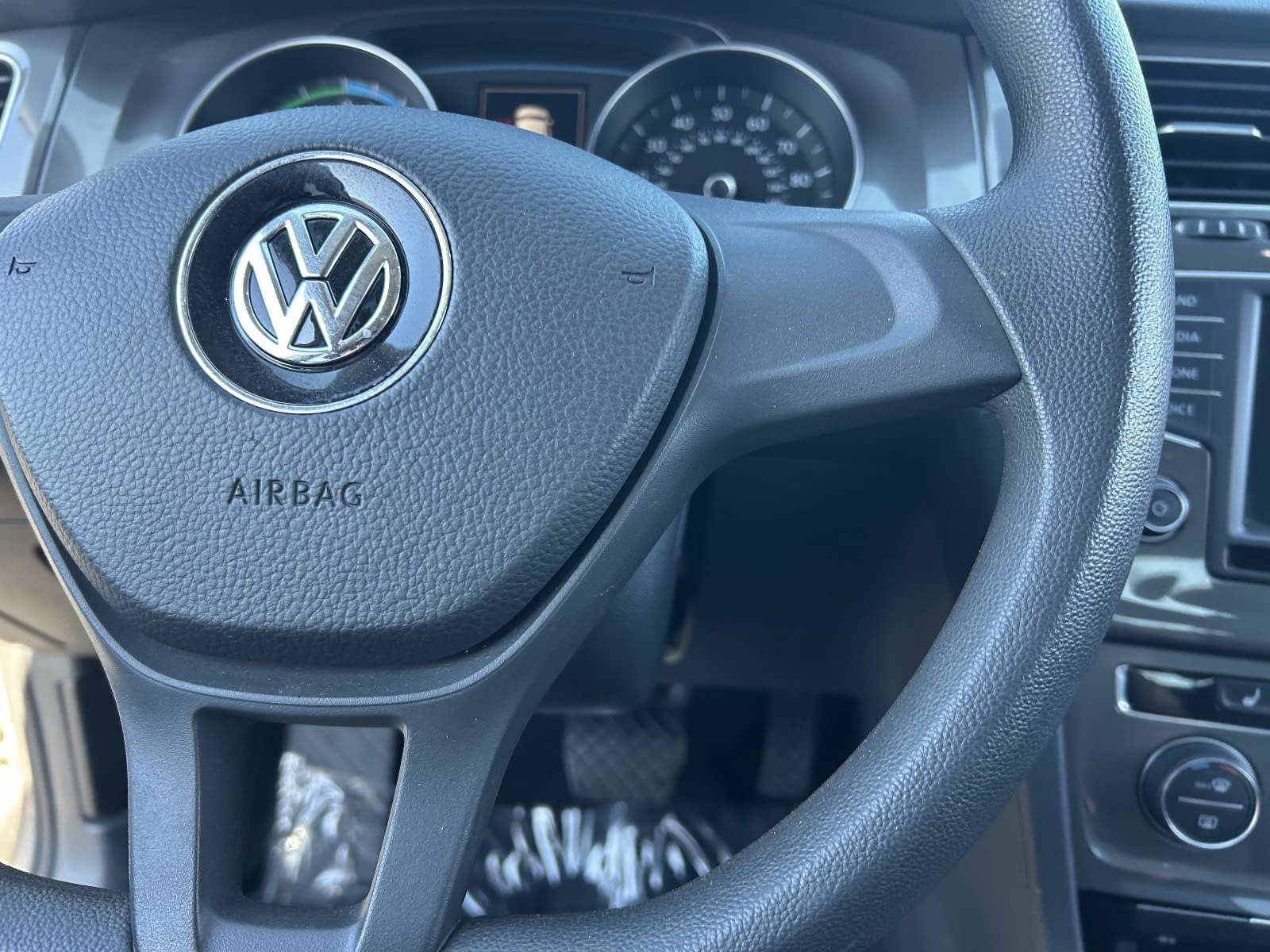 Used 2016 Volkswagen e-Golf SE w/ DC Fast Charging Package FWD image 28