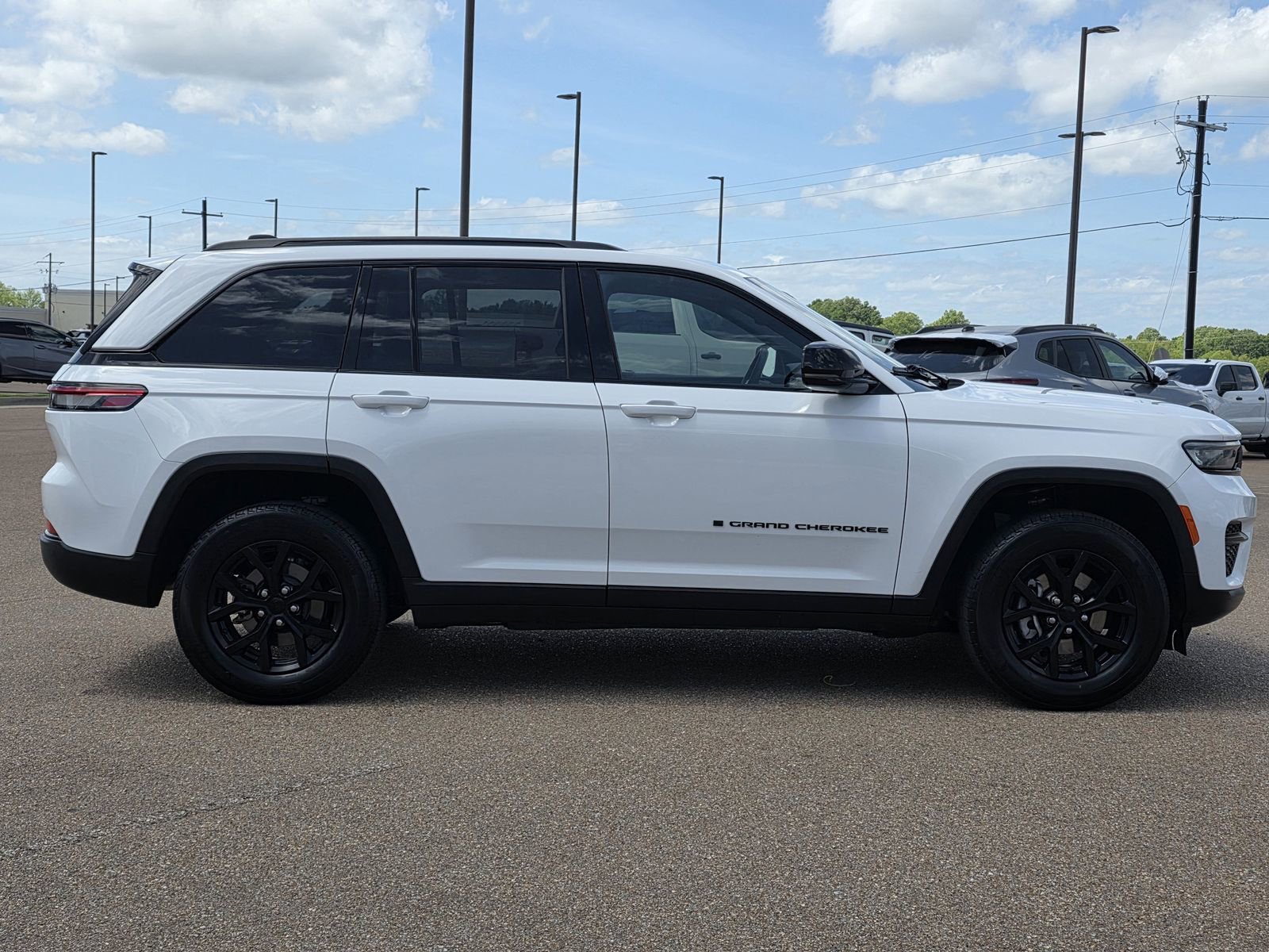 Used 2024 Jeep Grand Cherokee Altitude AWD/4WD image 4