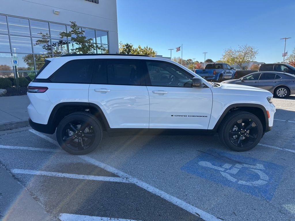 New 2025 Jeep Grand Cherokee Altitude AWD/4WD image 33