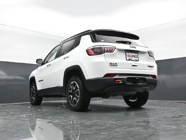 New 2026 Jeep Compass Trailhawk w/ Sun, Sound & Navigation Group AWD/4WD image 58
