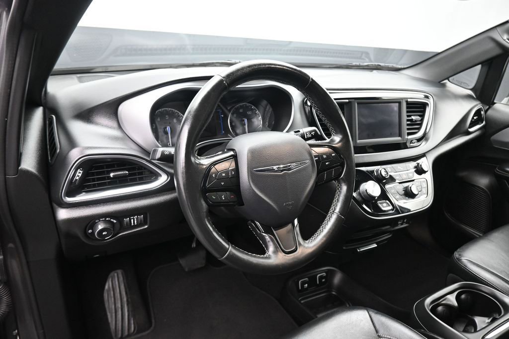 Used 2019 Chrysler Pacifica Touring-L w/ S Appearance Package FWD image 13