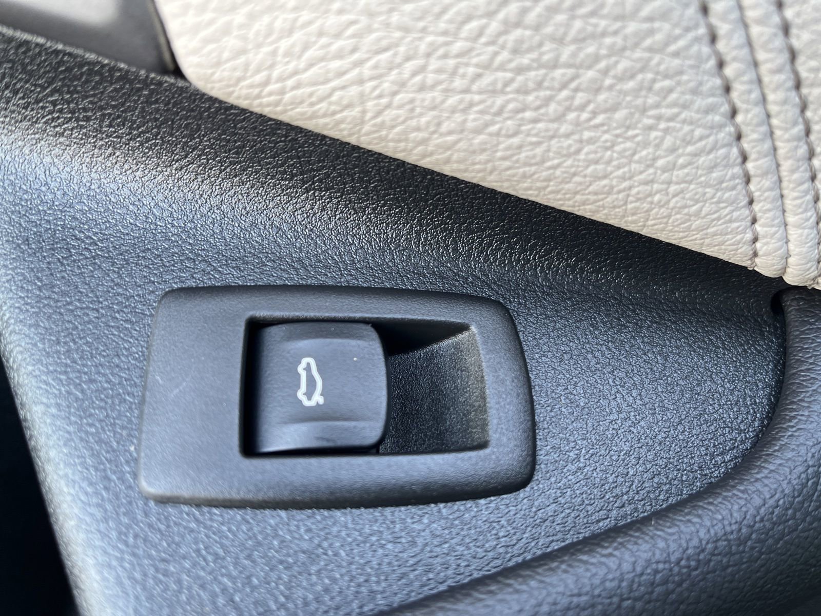 Used 2020 BMW M550i xDrive w/ Premium Package image 41