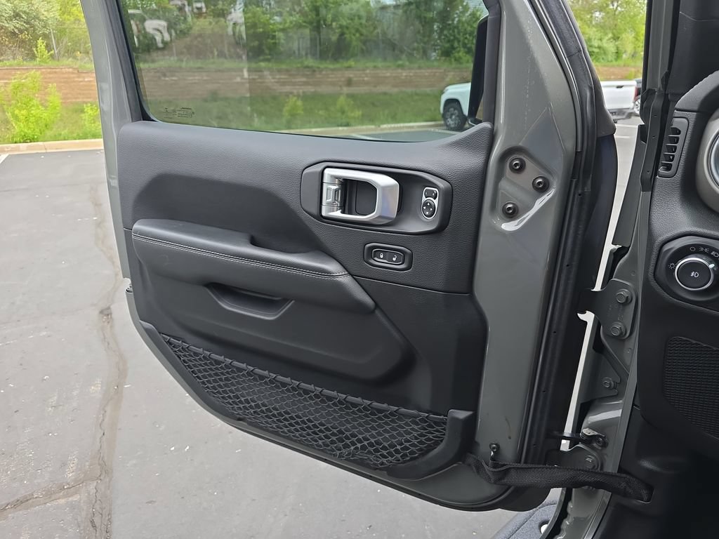 Used 2020 Jeep Wrangler Unlimited Sahara AWD/4WD image 27