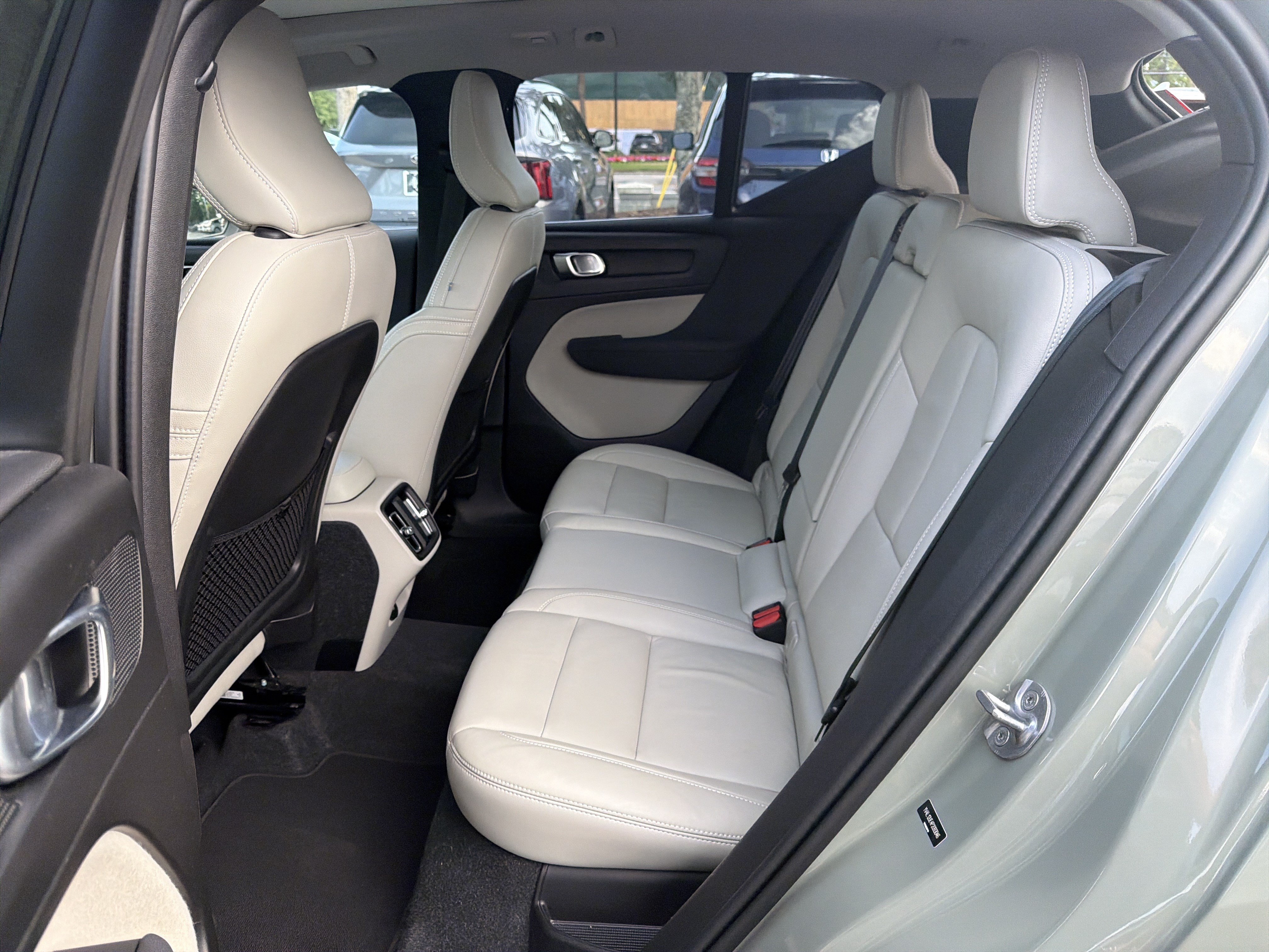 Certified 2023 Volvo XC40 B5 Plus AWD/4WD image 32