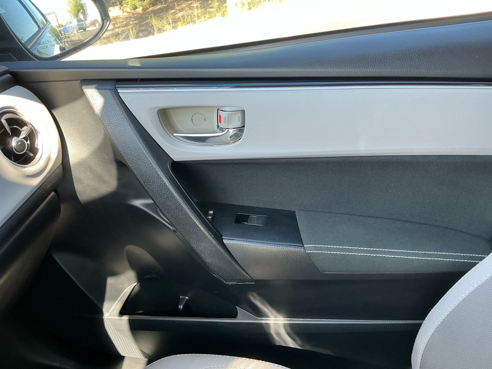 Used 2017 Toyota Corolla LE w/ Carpet Mat Package (TMS) FWD image 16