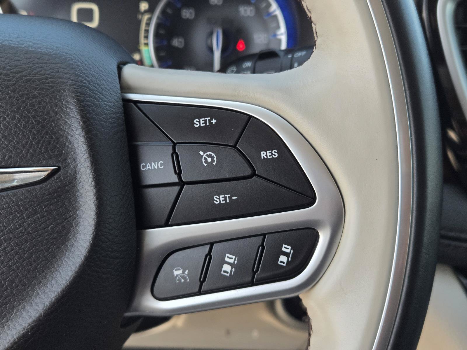 Used 2018 Chrysler Pacifica Limited w/ Tire & Wheel Group FWD image 20