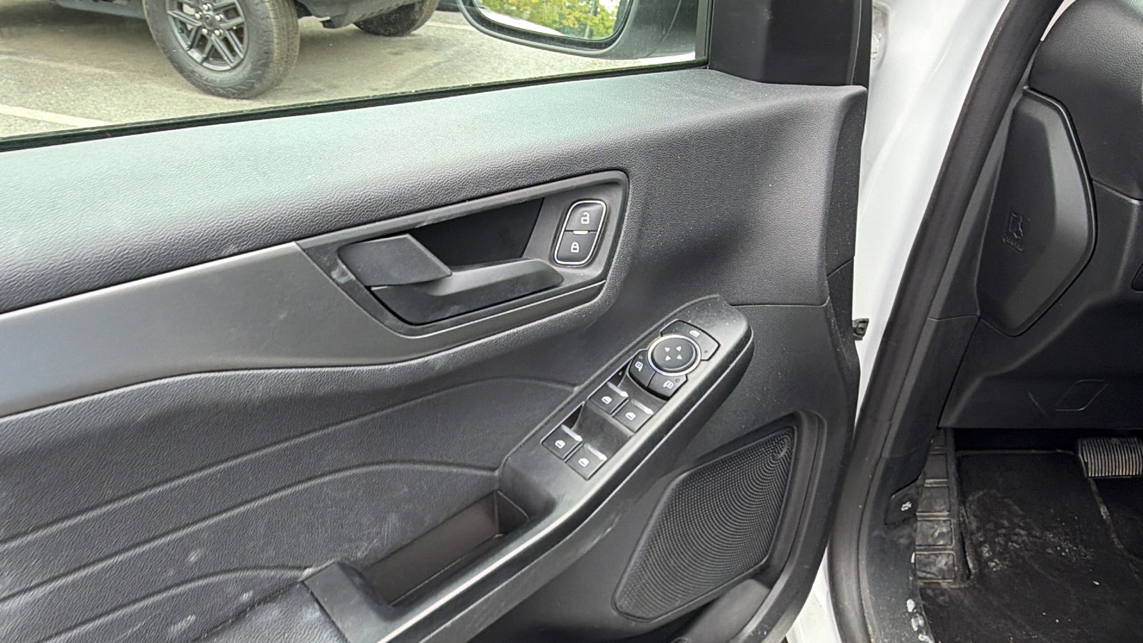 Used 2025 Ford Escape Active AWD/4WD image 14