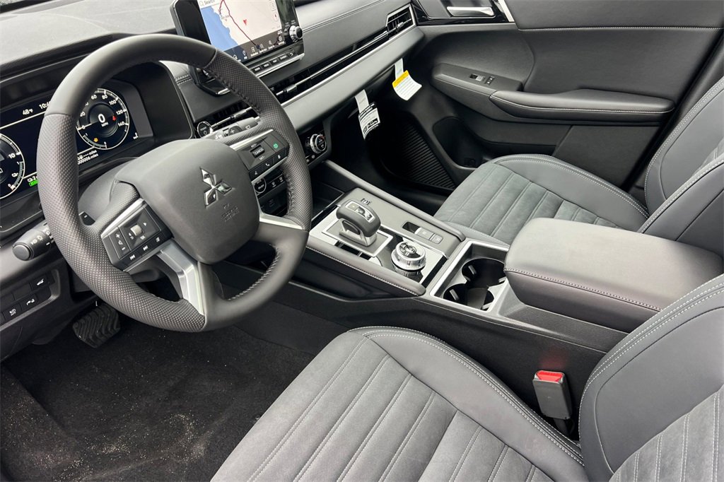 New 2025 Mitsubishi Outlander SE image 11
