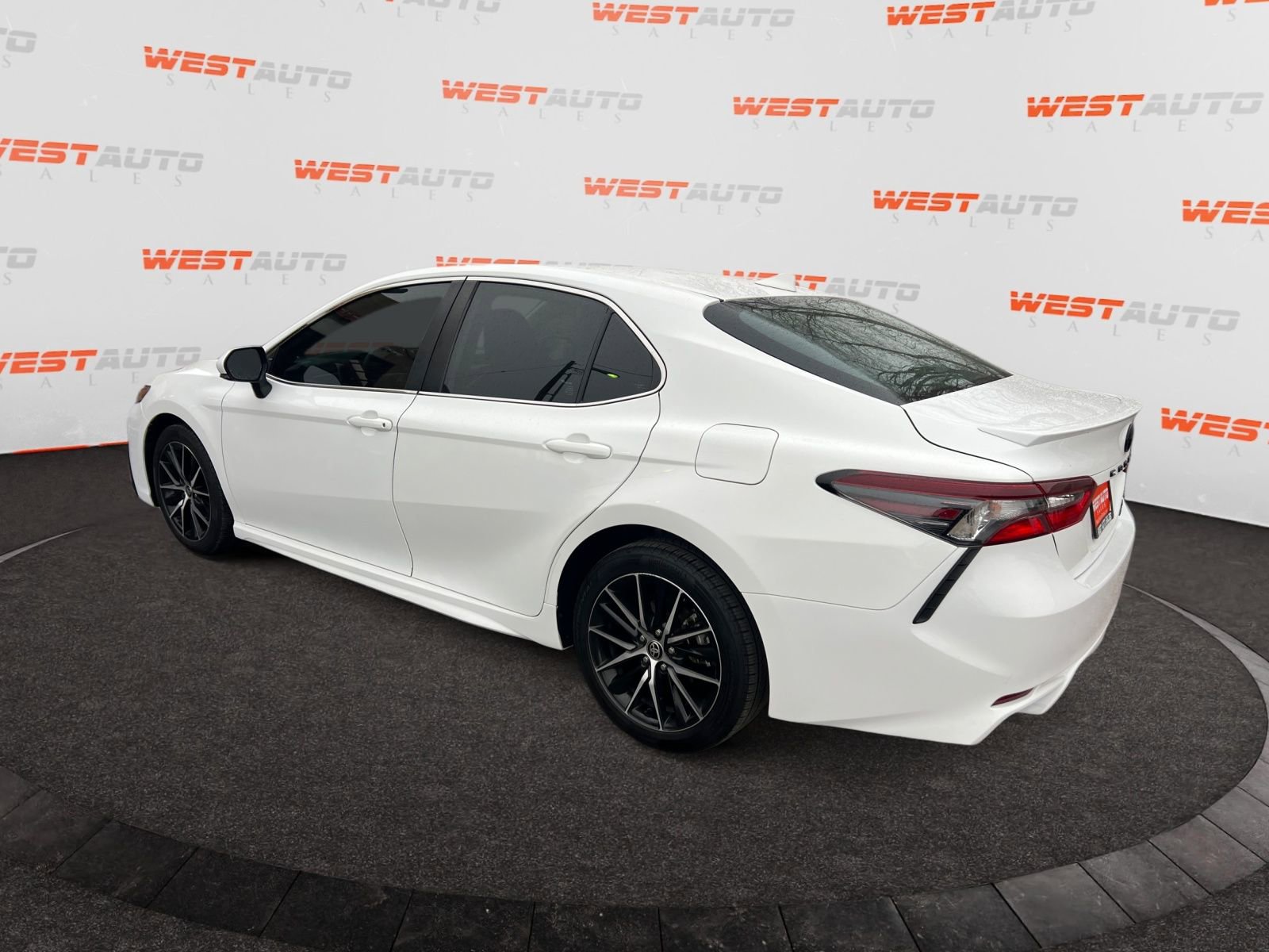 Used 2021 Toyota Camry SE w/ Cold Weather Package image 3