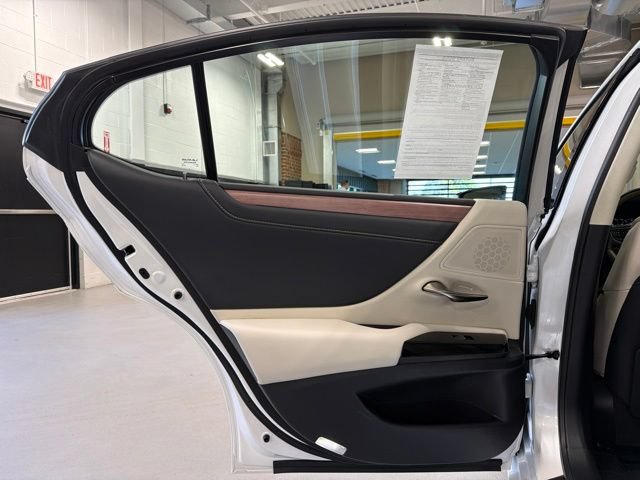 Used 2025 Lexus ES 300h w/ Technology Package FWD image 24
