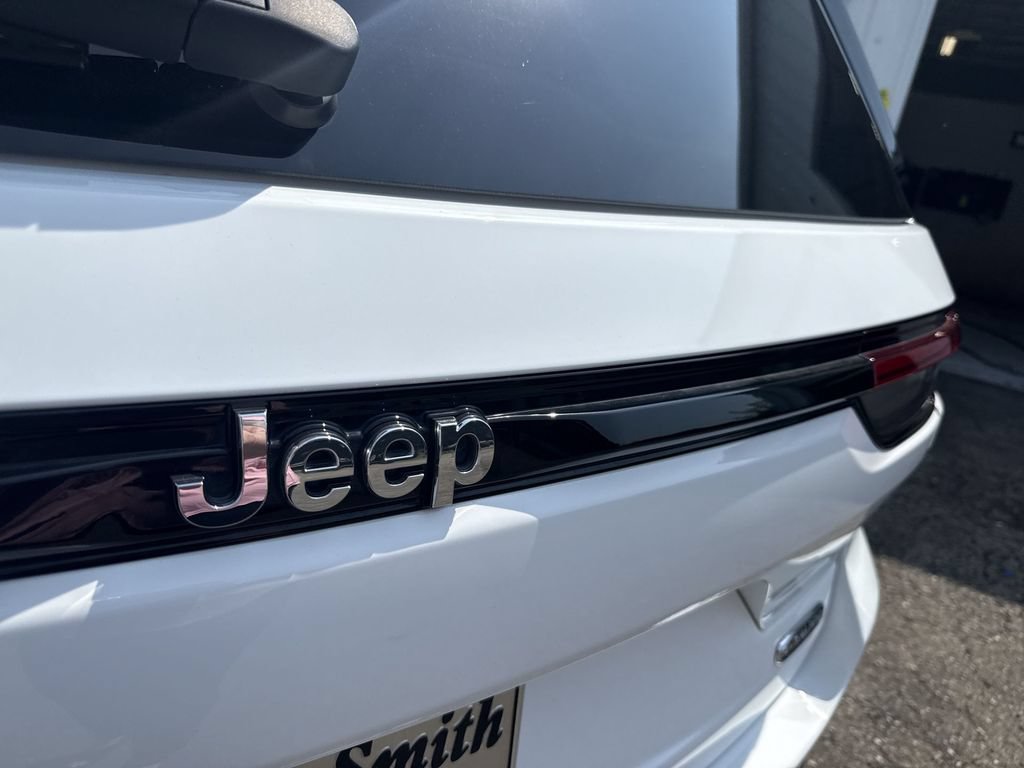 Used 2023 Jeep Grand Cherokee Overland w/ Luxury Tech Group IV RWD image 38