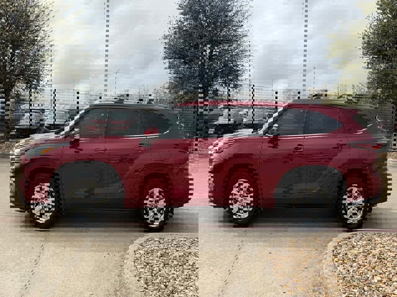 Used 2024 Toyota Highlander LE image 2