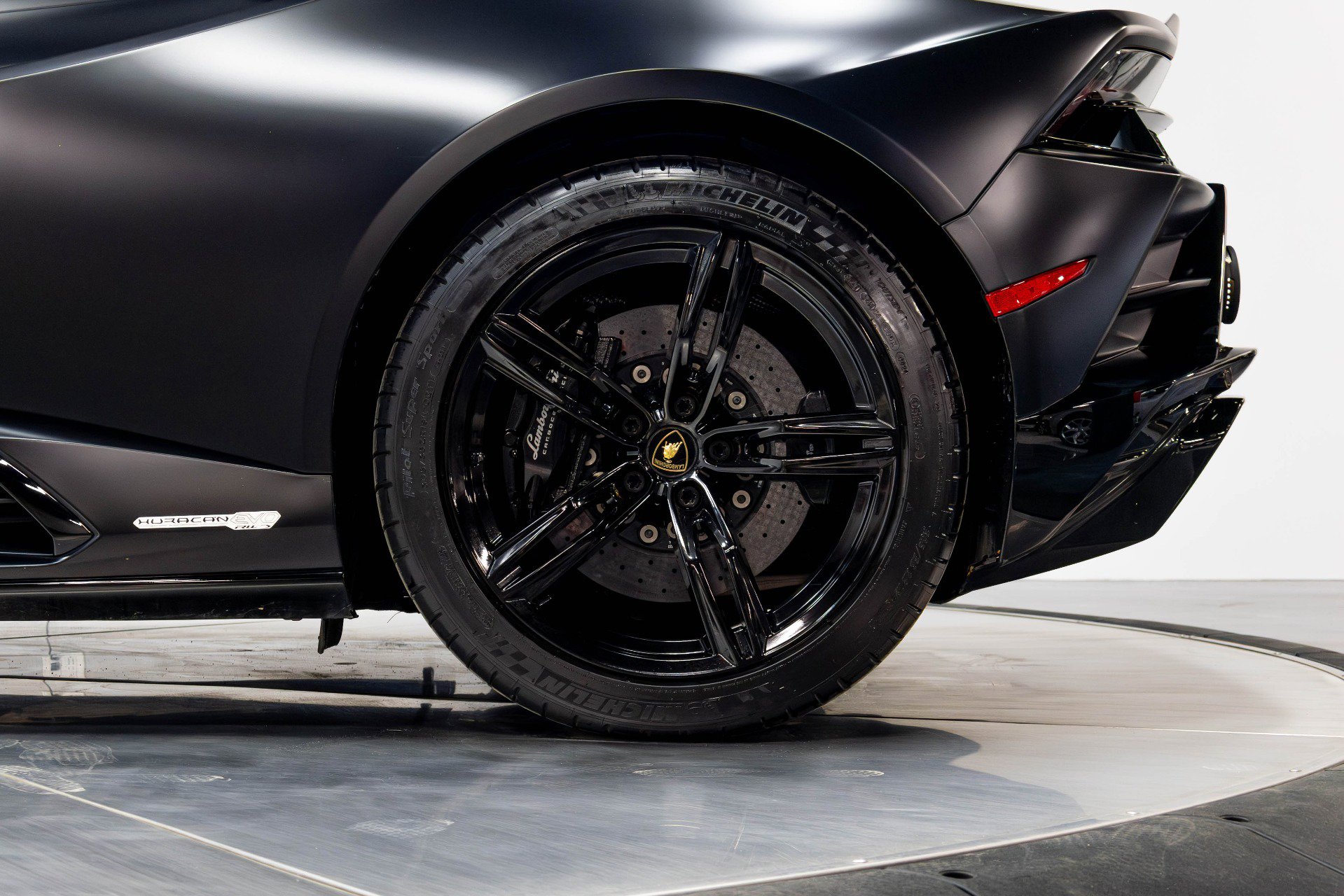 Used 2021 Lamborghini Huracan EVO RWD image 40