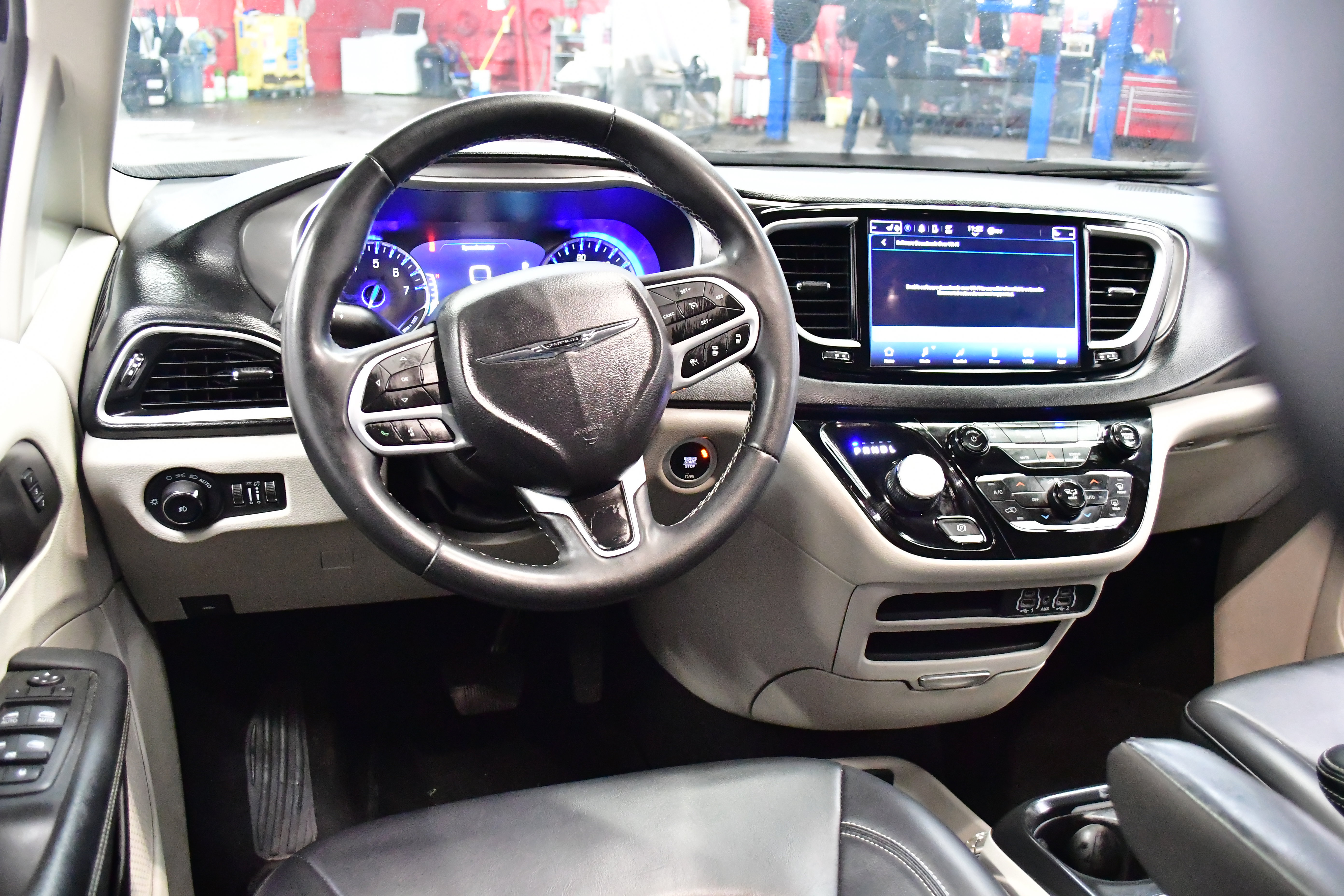 Used 2023 Chrysler Pacifica Touring-L FWD image 9