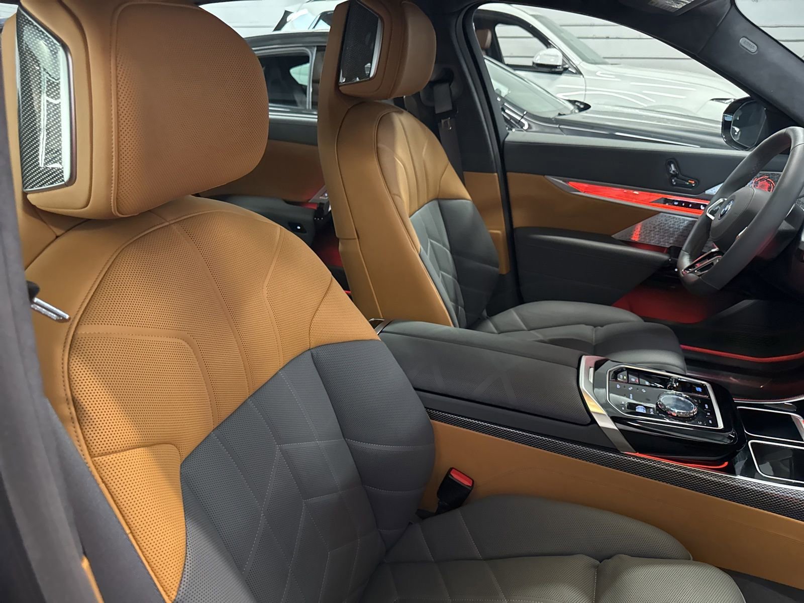 Used 2025 BMW i7 xDrive60 image 28