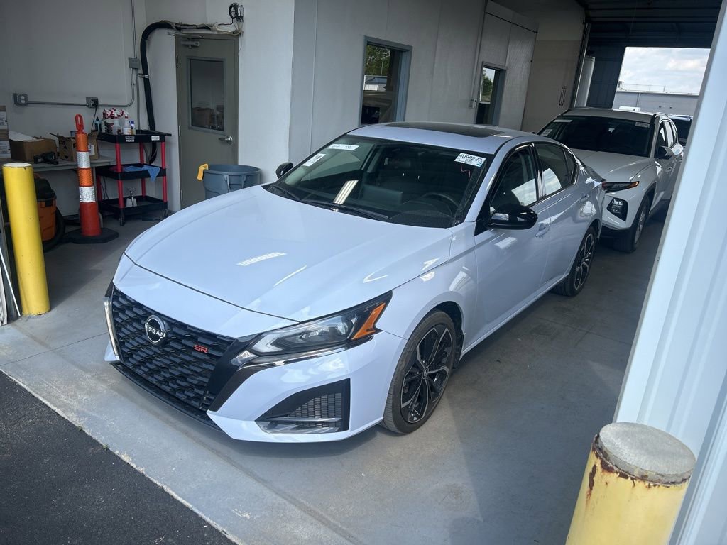 Used 2023 Nissan Altima 2.5 SR w/ SR Premium Package AWD/4WD image 1