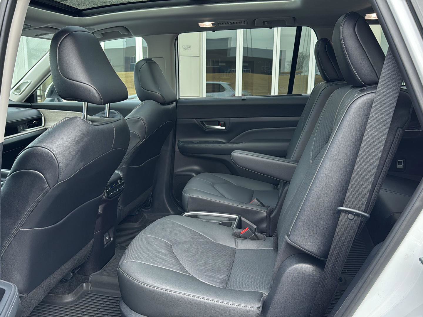 Used 2024 Toyota Grand Highlander Platinum image 9