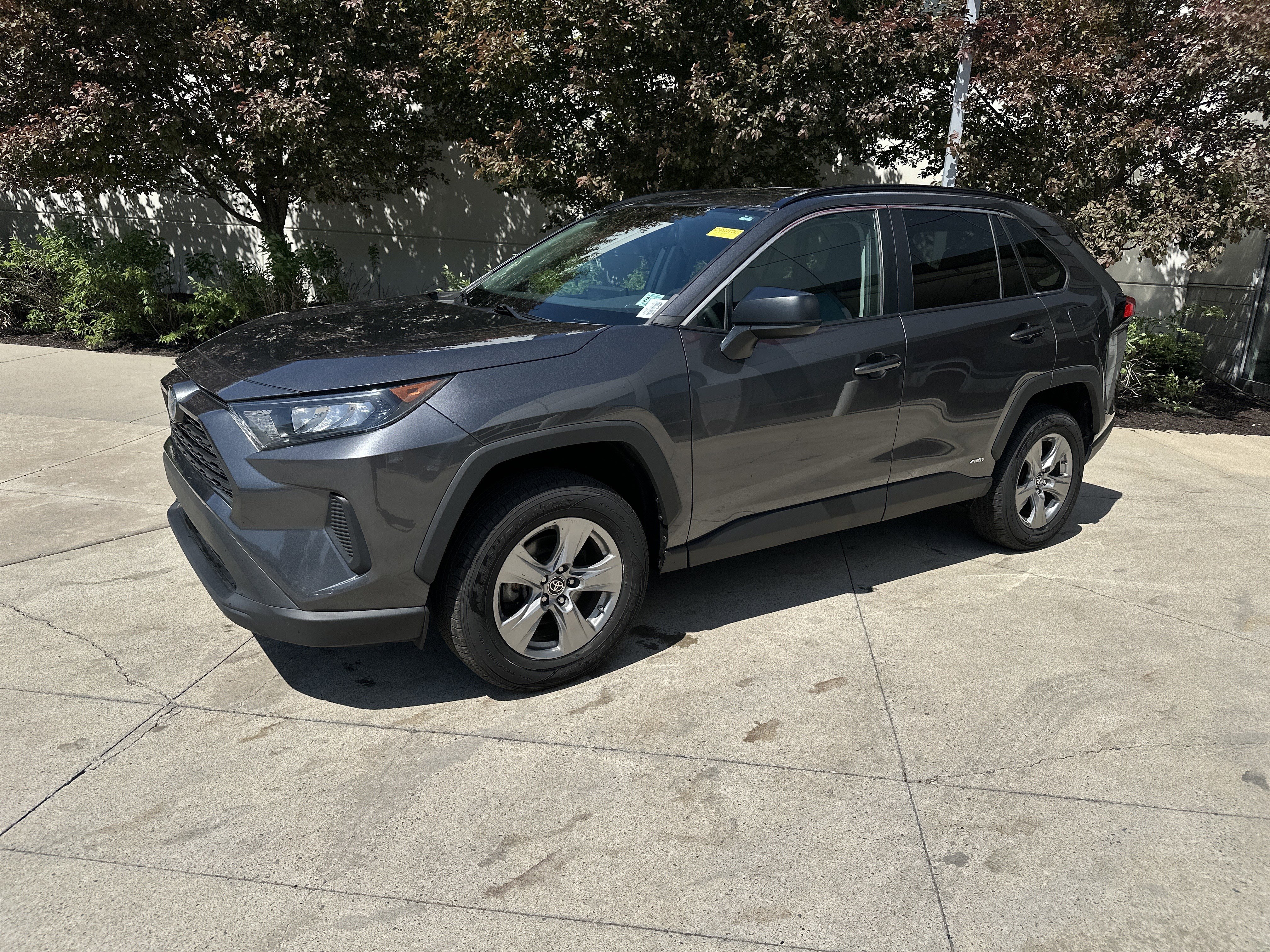 Used 2022 Toyota RAV4 LE AWD/4WD image 3