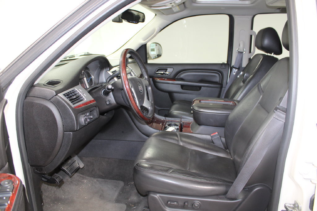 Used 2013 Cadillac Escalade Luxury AWD/4WD image 18