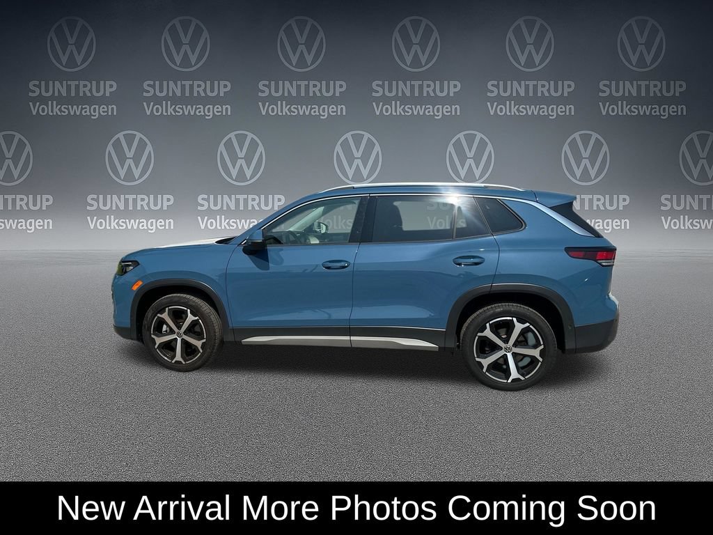 Used 2025 Volkswagen Tiguan SE w/ Panoramic Sunroof Package AWD/4WD image 3