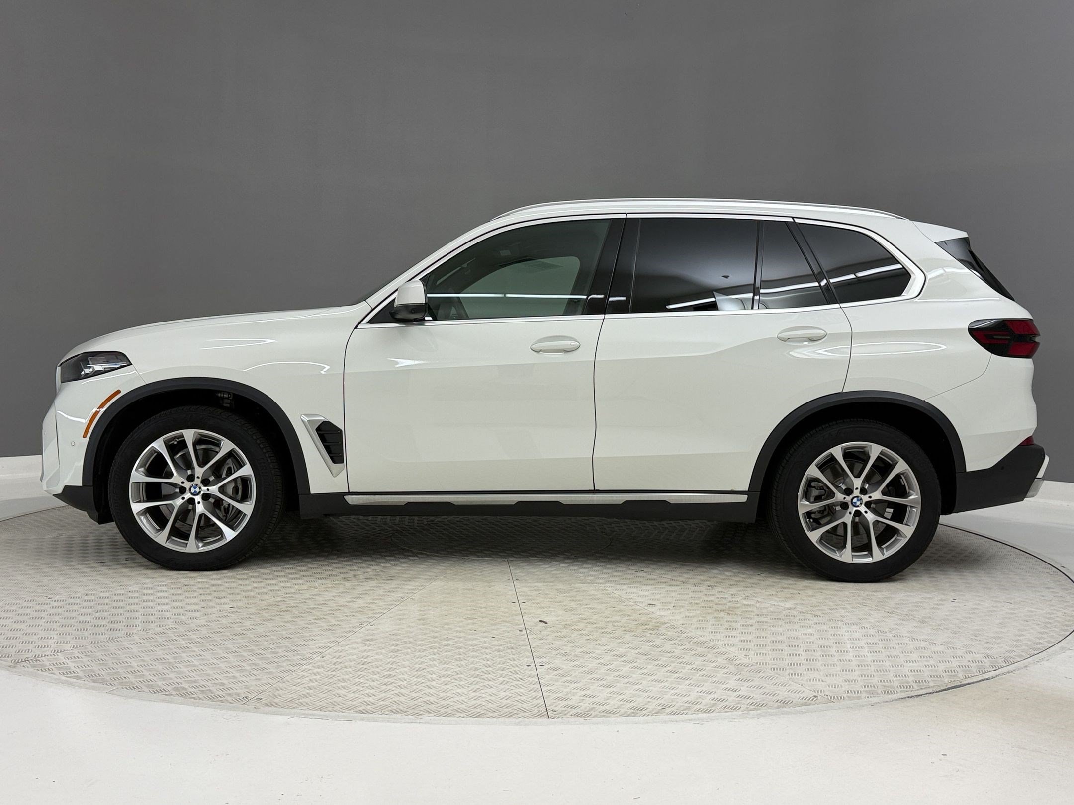 Certified 2024 BMW X5 xDrive40i w/ Parking Assistance Package AWD/4WD image 2