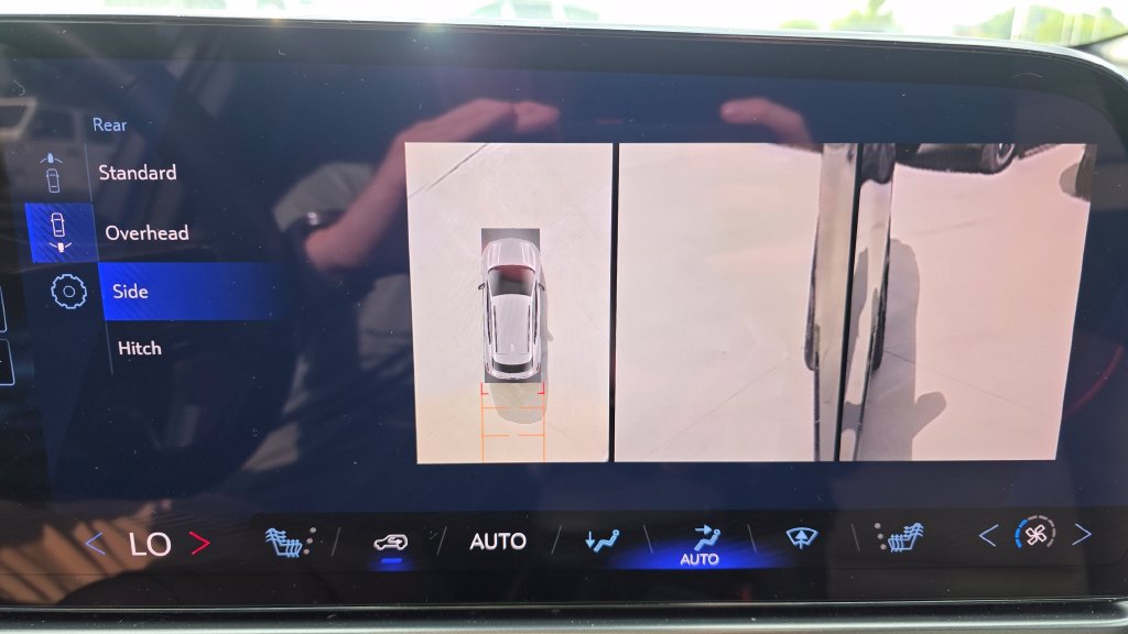 Used 2024 Chevrolet Equinox EV RS FWD image 36