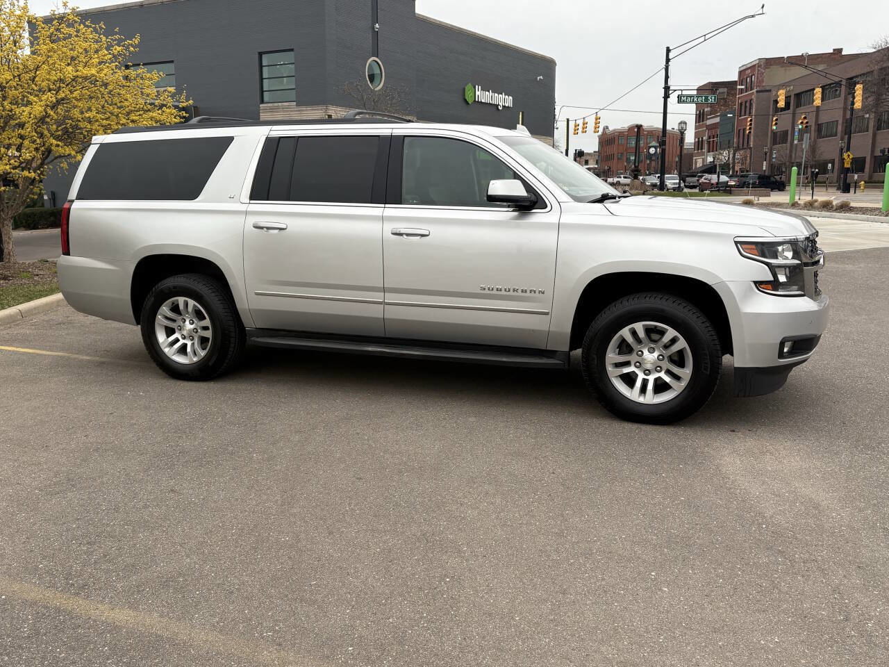 Used 2016 Chevrolet Suburban LT image 9