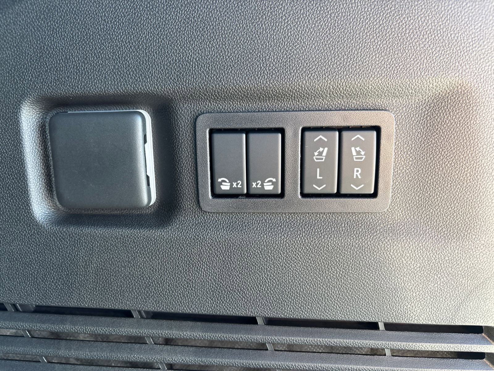 New 2026 GMC Yukon XL AT4 Ultimate w/ LPO, Illumination Package image 37