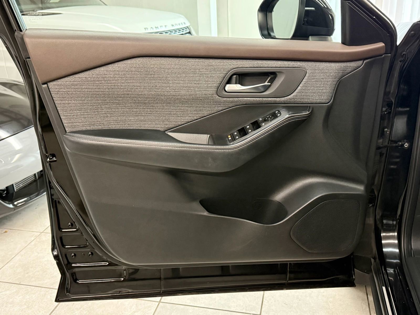 Used 2023 Nissan Rogue SV image 15