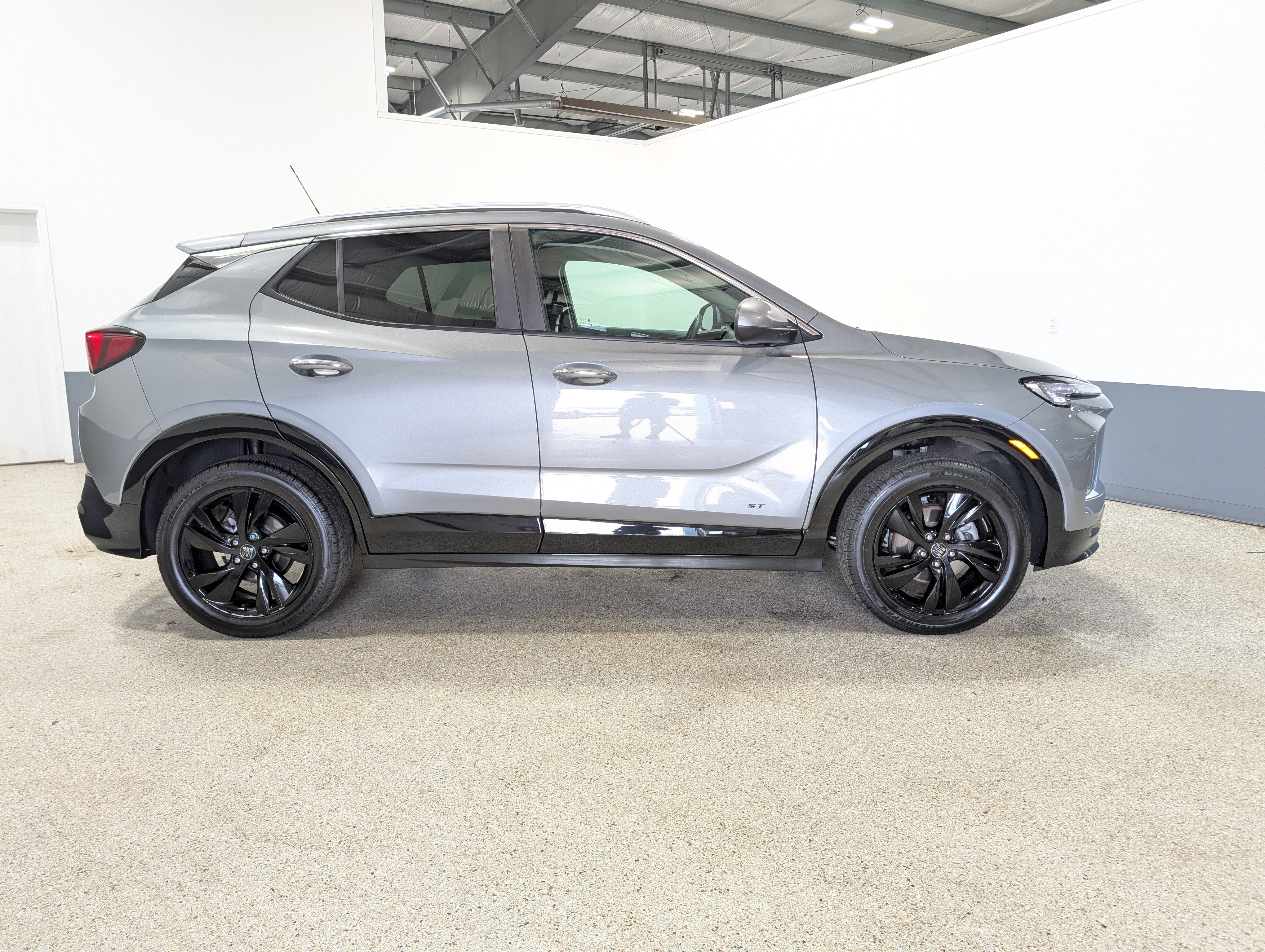 Used 2025 Buick Encore GX Sport Touring w/ Comfort Package AWD/4WD image 2