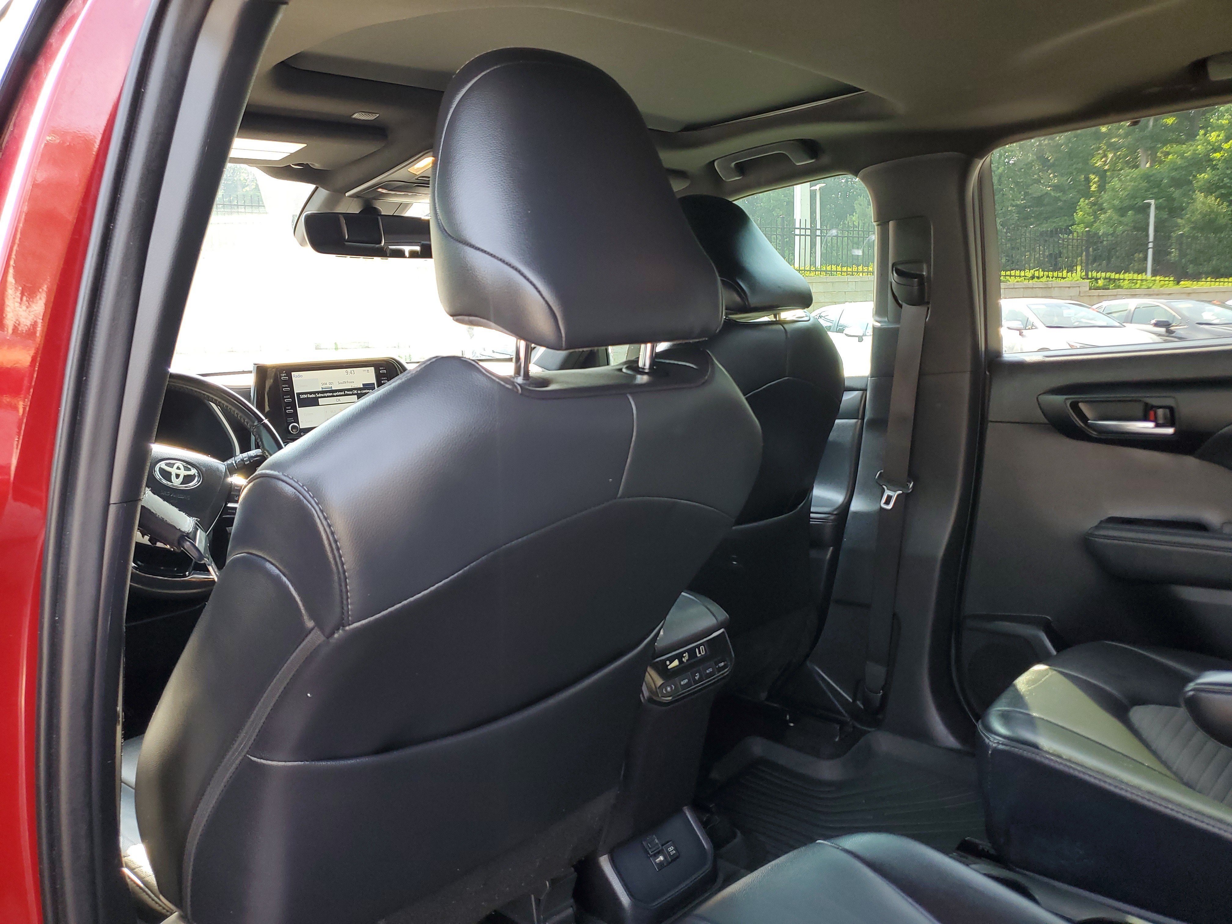 Used 2021 Toyota Highlander XSE AWD/4WD image 11