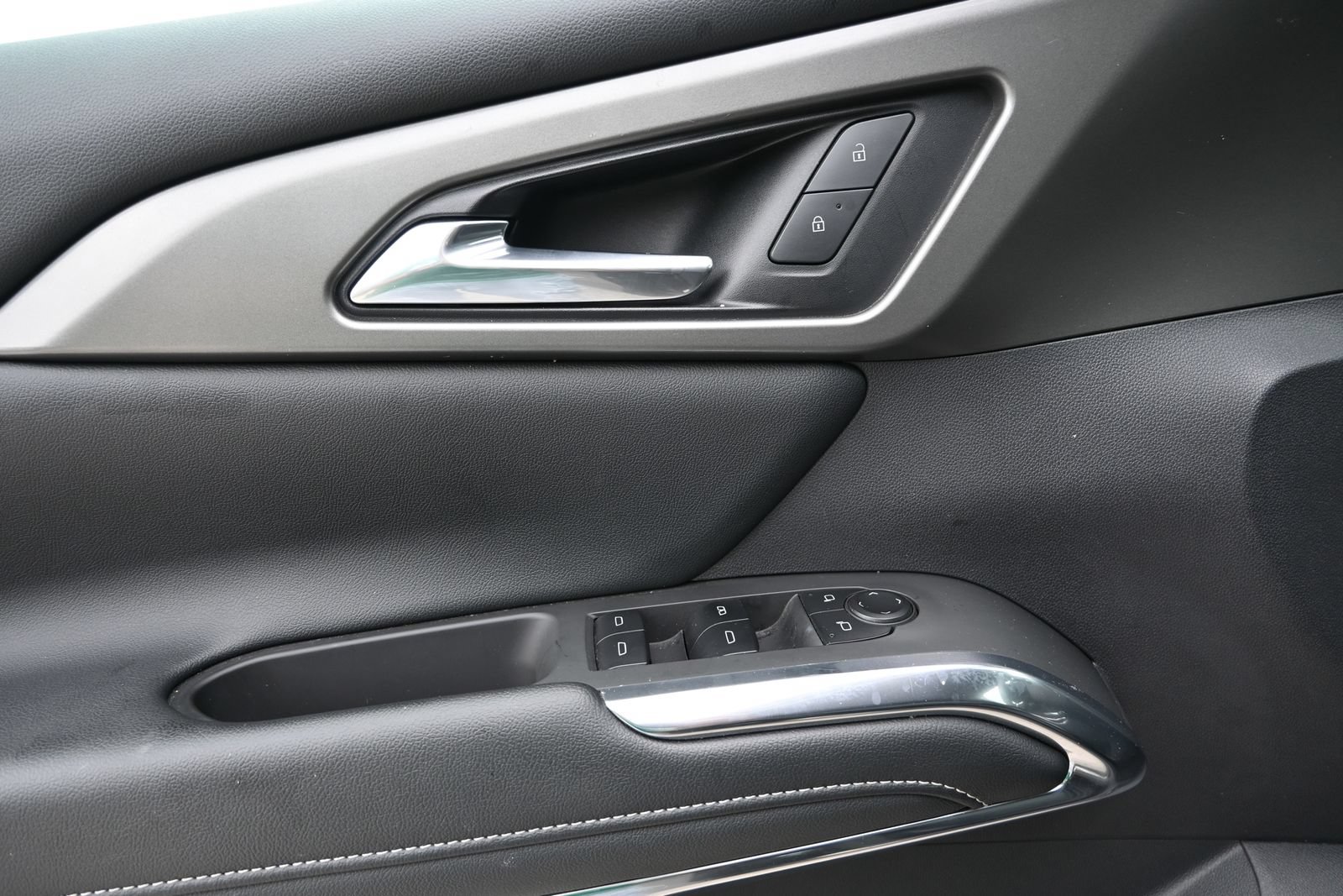 Used 2025 Chevrolet Traverse LT FWD image 9