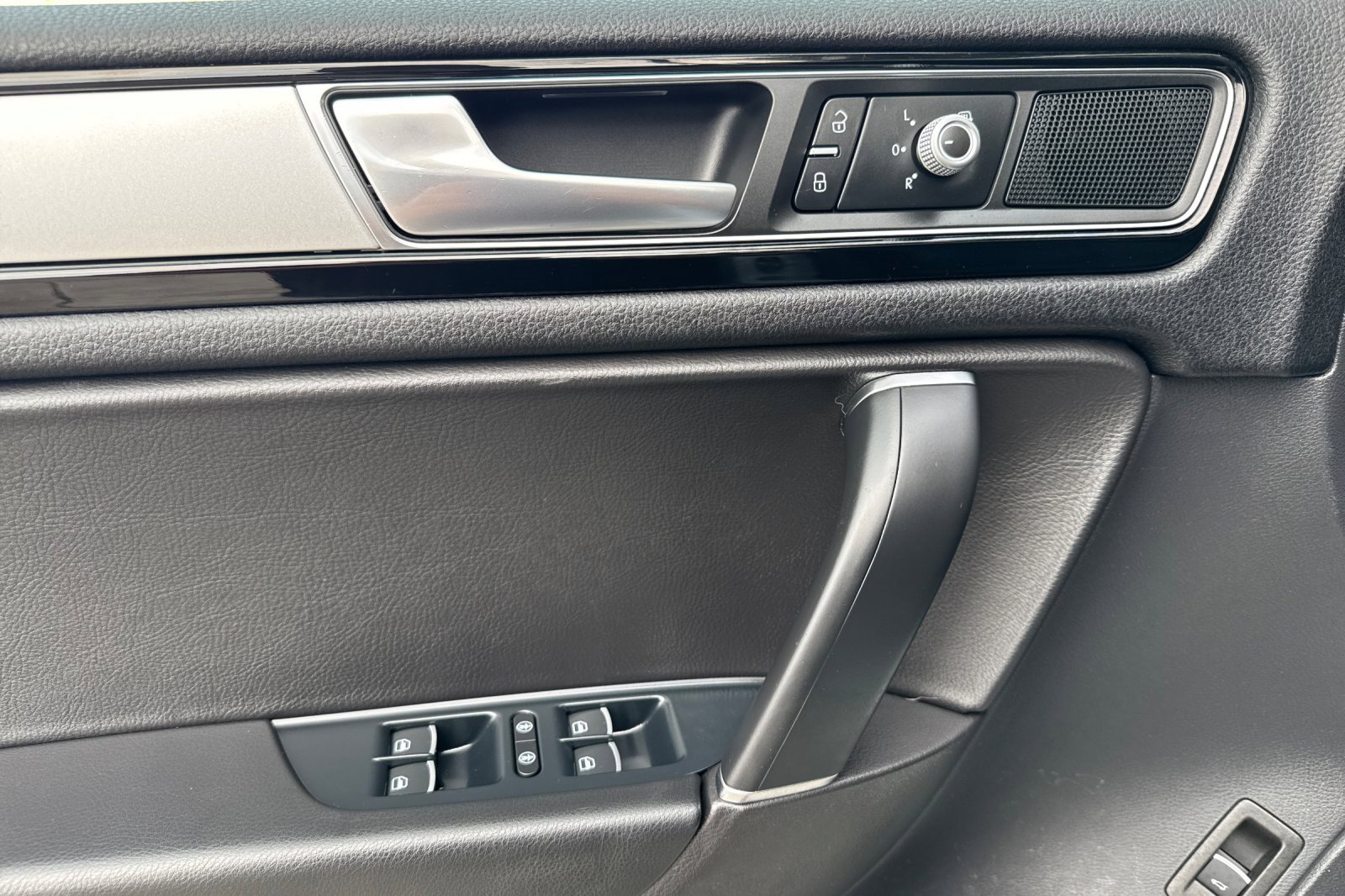 Used 2016 Volkswagen Touareg VR6 image 15