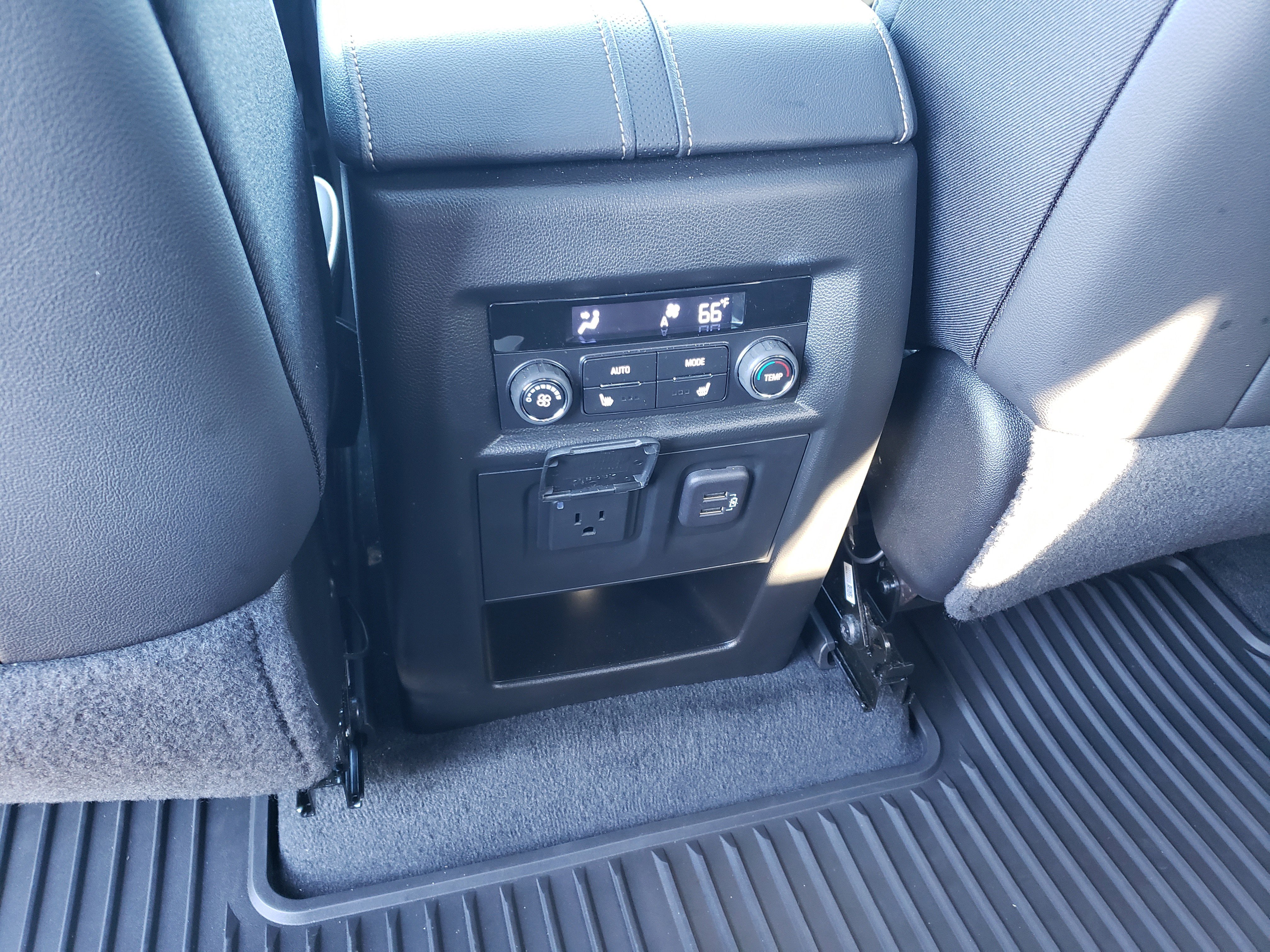 Used 2023 Chevrolet Traverse Premier image 32